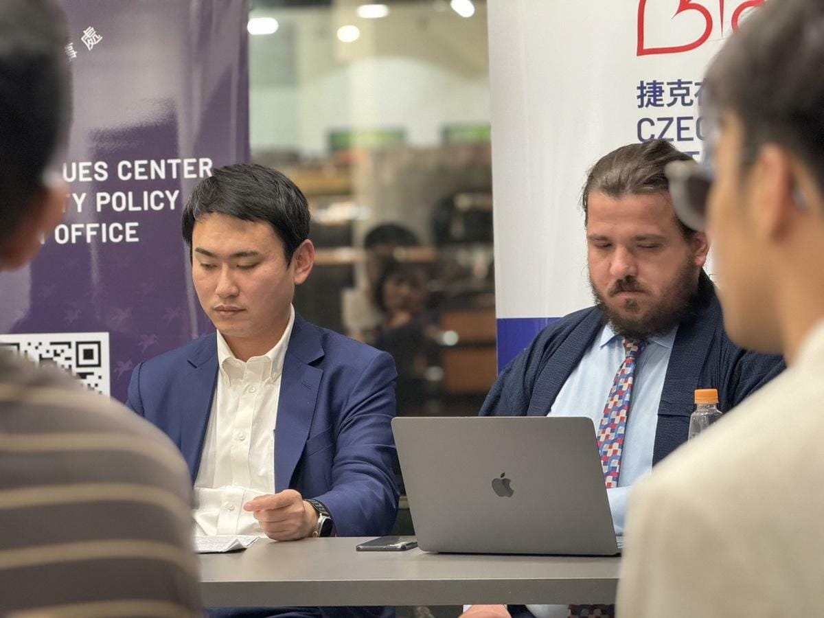 立委（左一）陳冠廷受邀出席歐洲價值安全政策中心在台辦事處（EVC）舉辦「沒有國安，沒有公正轉型」研討會 圖/陳冠廷辦公室提供