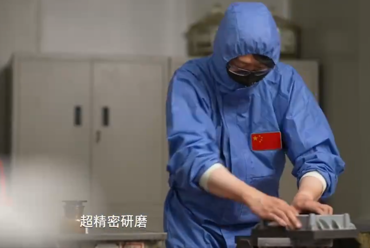 央視軍事聲稱，中國航天特級技師葉輝憑借巧手，實現了某型裝備零件基準量塊的 5 奈米高精密研磨。 圖：翻攝自央視軍事