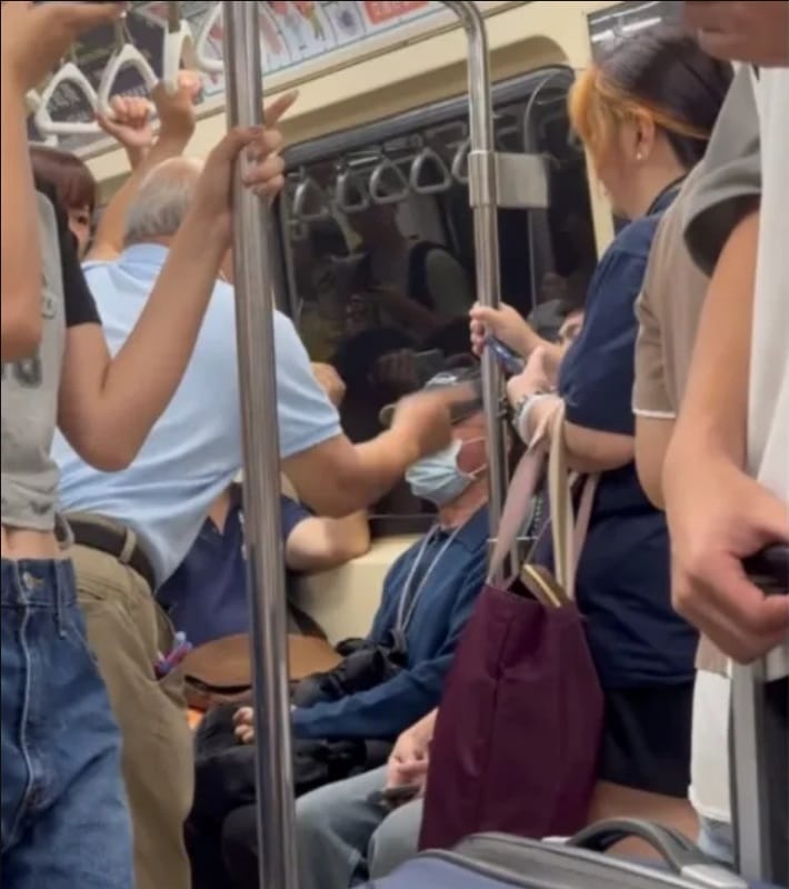 北捷又因博愛座讓座問題爆發衝突，白髮老翁掌摑男子。 圖：翻攝「Threads」@wuuxinn_