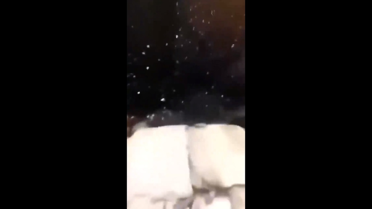 烏克蘭使用海馬斯火箭彈爆發的 18 萬顆鎢鋼珠，對俄軍發動攻擊，運兵卡車的車頂充滿著被鋼珠攻擊的孔洞。 圖：截取自 @zhihui999 X 帳號