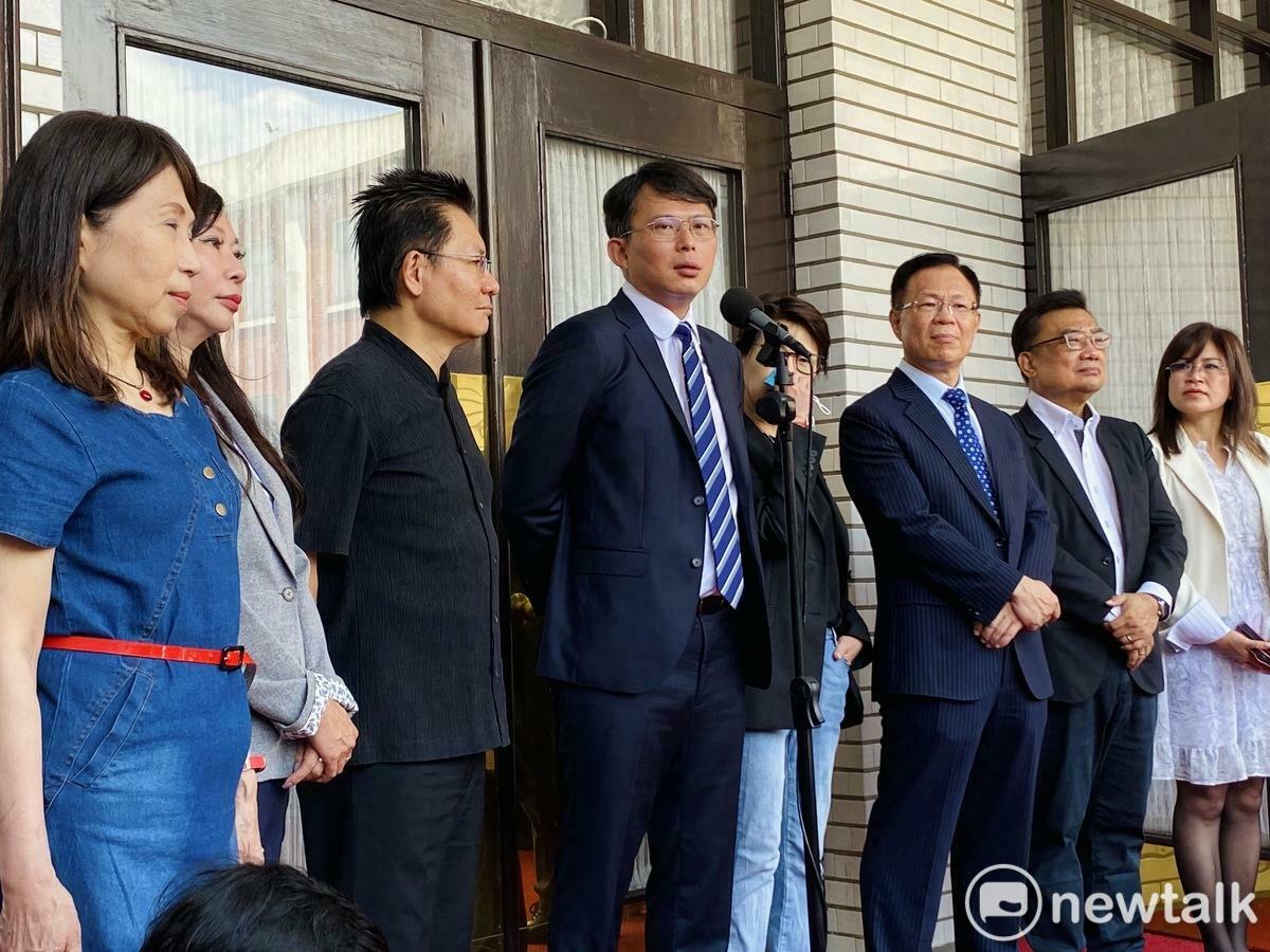 民眾黨團8位立委。 圖：周煊惠 / 攝