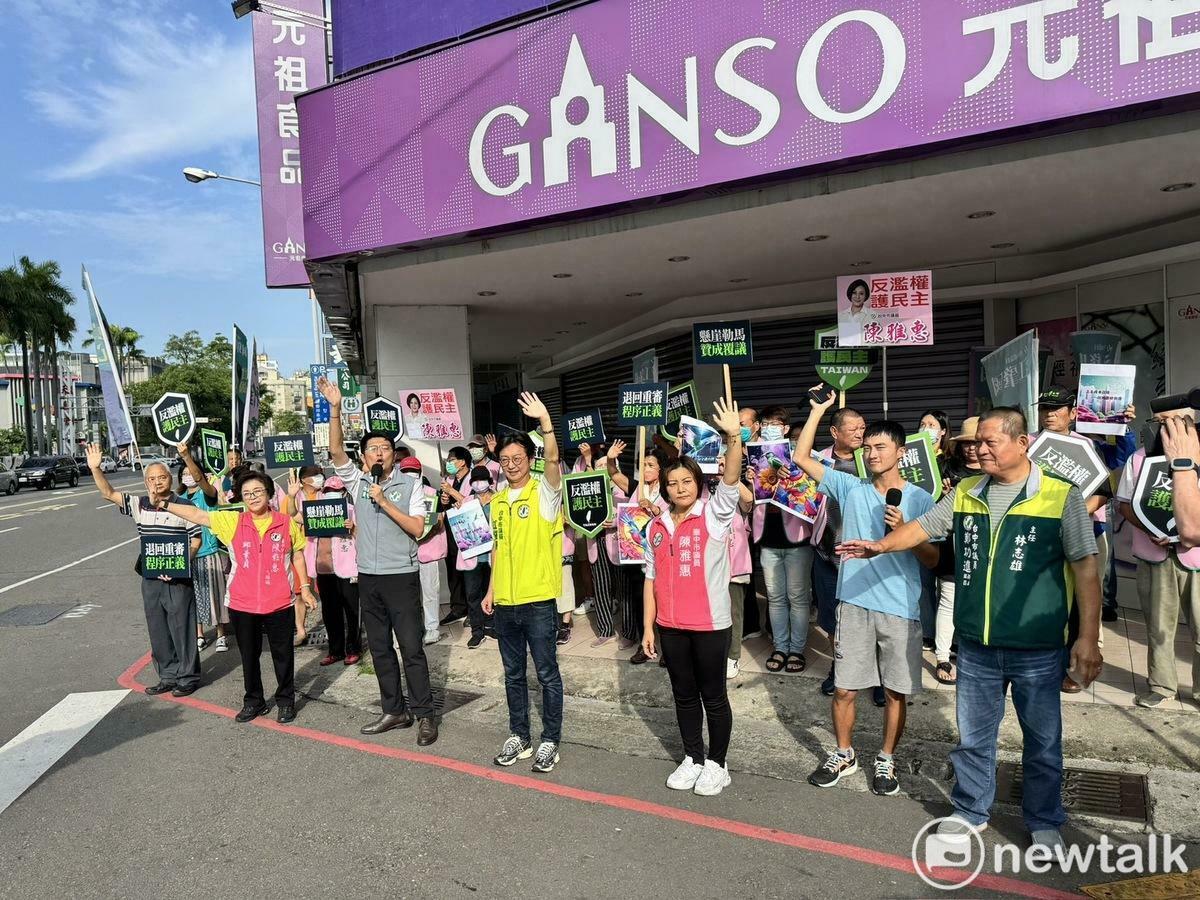 台中首場「站路口」聲援活動，由市議員江肇國、黃守達、陳雅惠等人發起，19日上午在台中路、復興路口集結。 圖：唐復年/攝