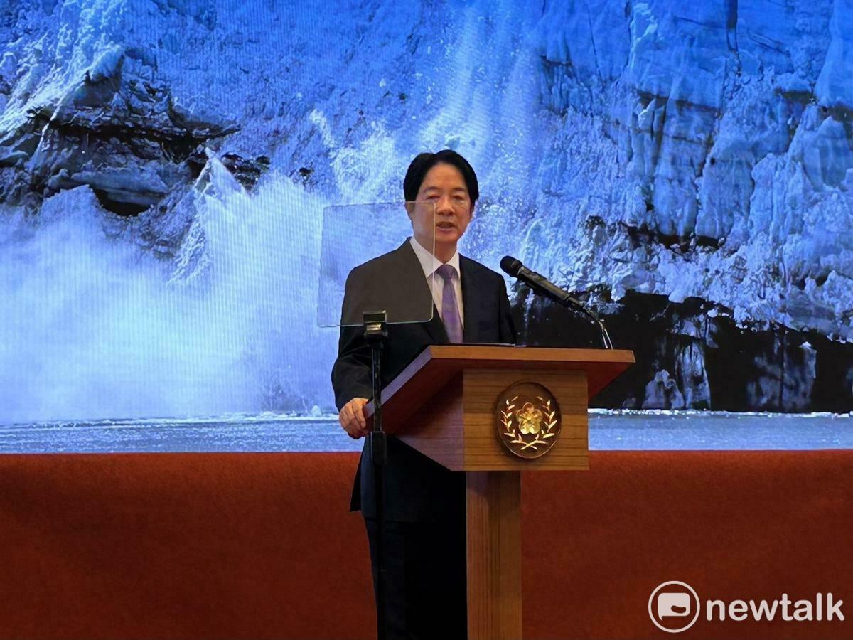 總統賴清德今天(19日)於總統府舉行「信賴新政 時代新台灣」記者會，並宣布總統府將成立國家氣候變遷對策委員會、全社會防衛韌性委員會、健康台灣推動委員會。 圖：黃宣尹攝