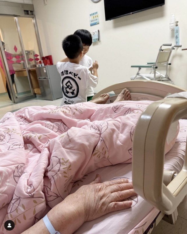 蔡阿嘎發出嘎嬤的病床照，心疼表示「也不能幫她做什麼」，只好盡量帶兒子蔡桃貴、蔡波能回去探望阿祖，希望嘎嬤能恢復精神。 圖：翻攝自蔡阿嘎IG