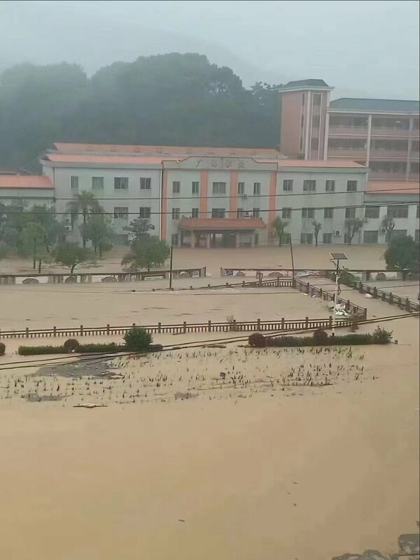 廣東省多地被洪水淹沒，受影響居民超過 10 萬戶。 圖：翻攝自 @whyyoutouzhele X 帳號