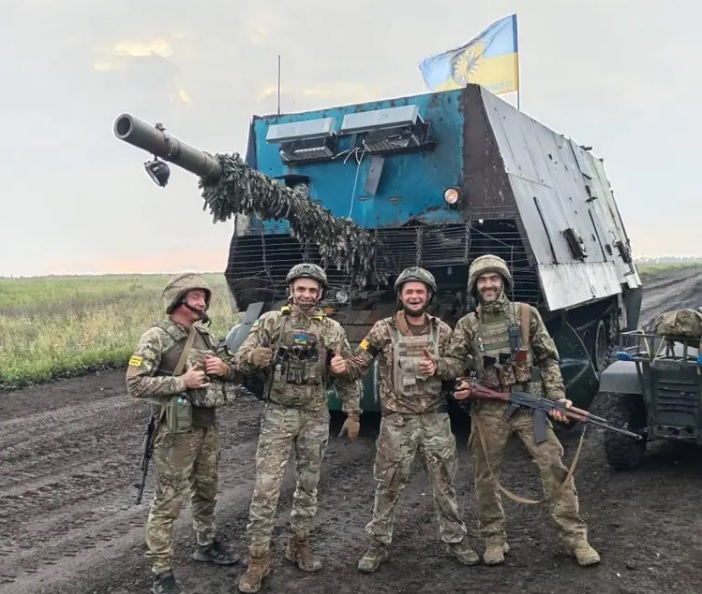烏克蘭國防部表示，烏克蘭第 22 機械化旅從投降的俄軍手上繳獲了一輛改裝過厚的「海龜坦克」，預計將送至北約進行拆解。 圖：翻攝自 項鵬飛