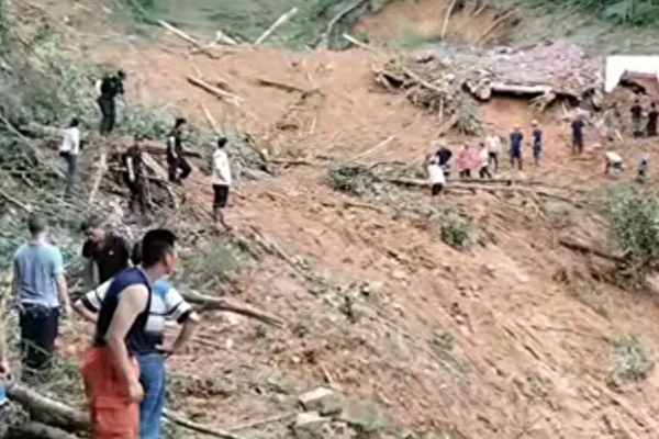 福建上杭縣山崩，造成一座寺廟倒塌，一家 6 口在寺廟避雨而被埋。 圖：翻攝自搜狐網