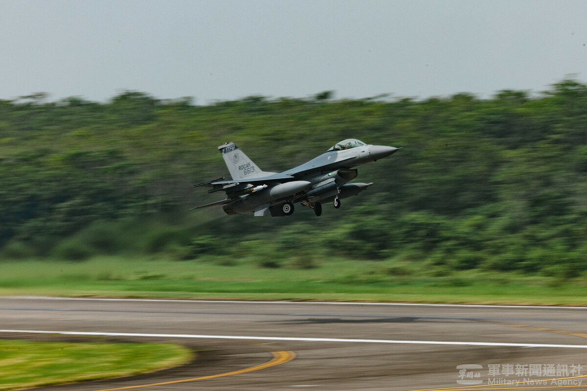 空軍花蓮基地有一架F-16V戰機進行全效能試飛時發現起落架無法收起，因而緊急返場，所幸順利降落。 圖：軍聞社提供