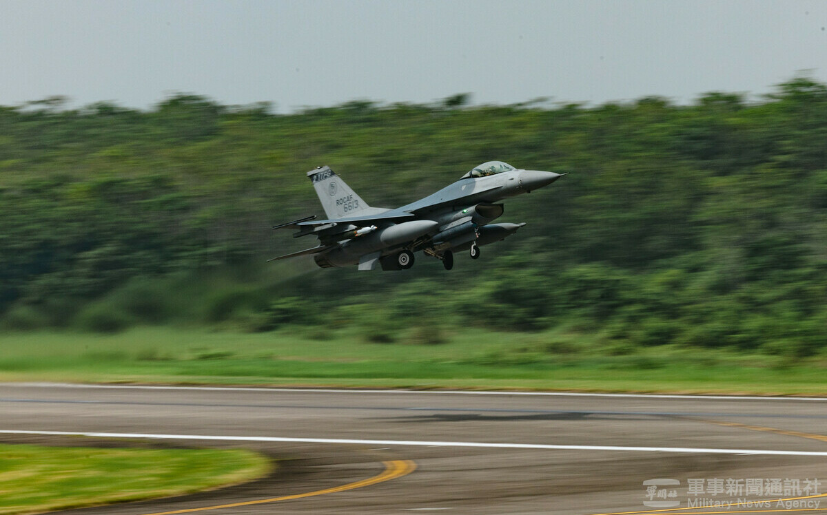 花蓮基地F-16V起落架故障緊急返場 空軍：人機均安！