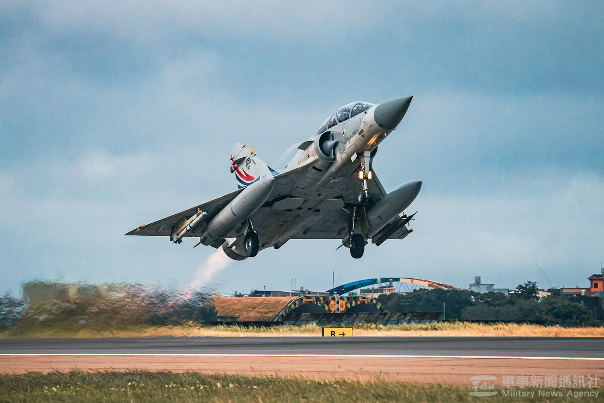 空軍第二聯隊1架幻象2000單座戰機昨（10）天晚間疑似動力消失、飛行員跳傘。 圖：軍聞社提供