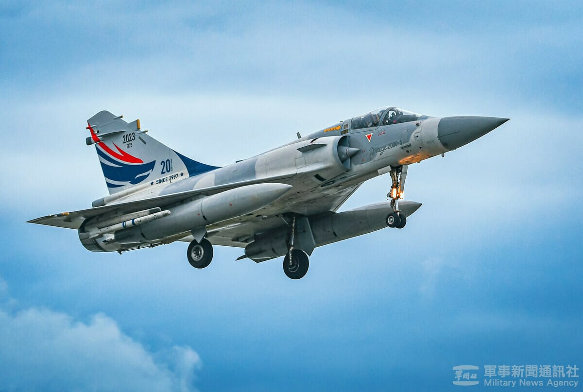 空軍新竹基地一架幻象戰機今（10）天晚間8點多在新竹外海夜航訓練時失事。（資料照，非當事機） 圖：軍聞社提供