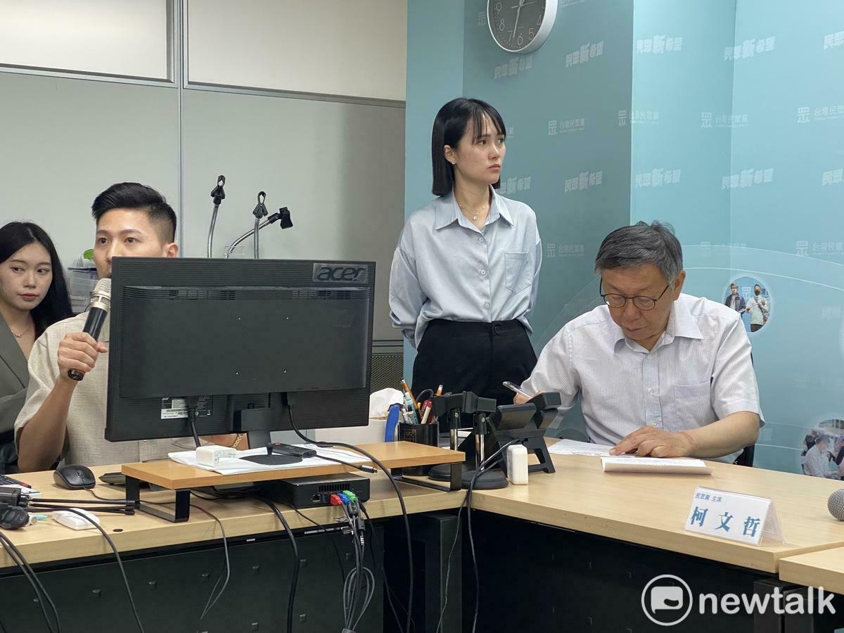 民眾黨主席柯文哲（右起）、民眾黨新聞部主任吳怡萱、黨發言人李頂立。 圖：周煊惠 / 攝