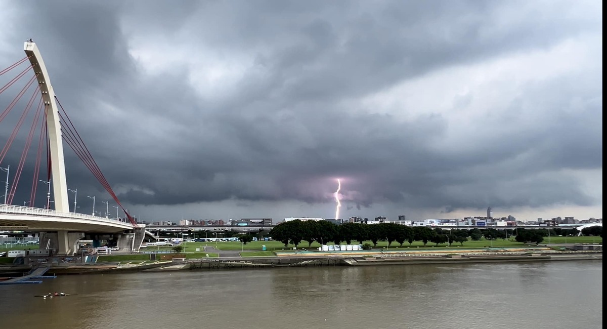 有網友目擊大雷雨之際，天空出現雷擊畫面。 圖：翻攝自鄭明典臉書（林偉竣攝）