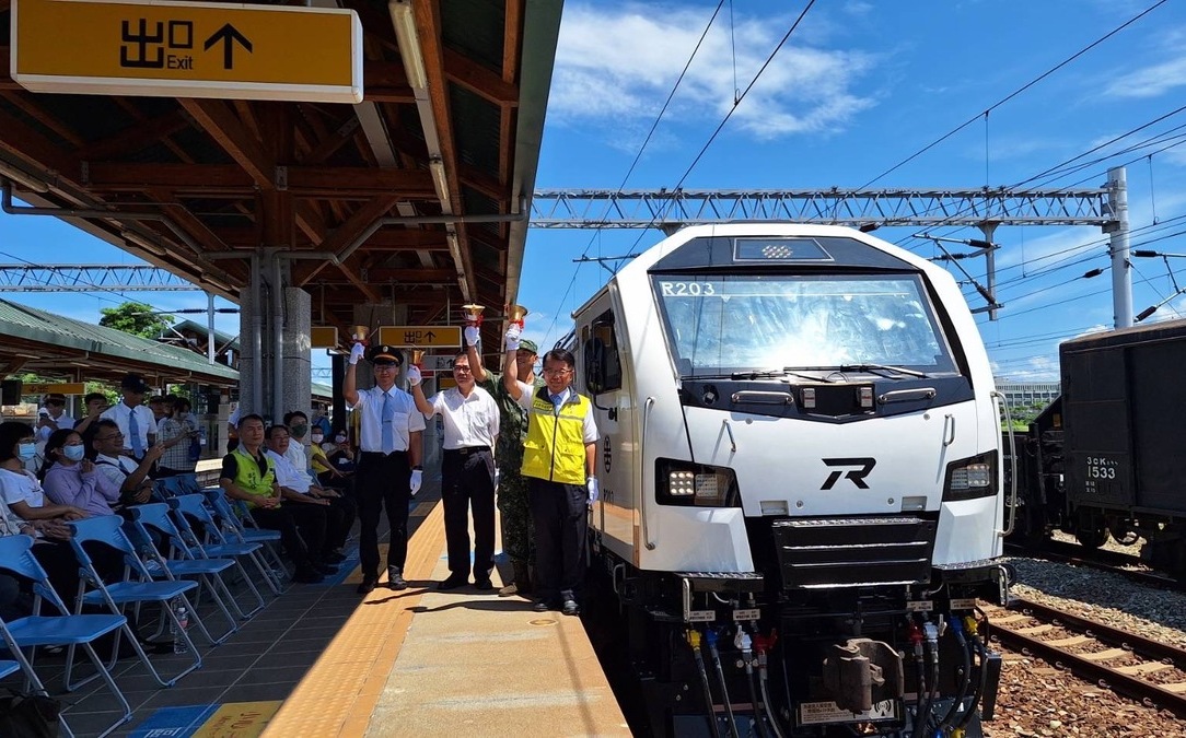 (影)R200柴電機車首度亮相！台鐵：未來將強化軍事運輸能力