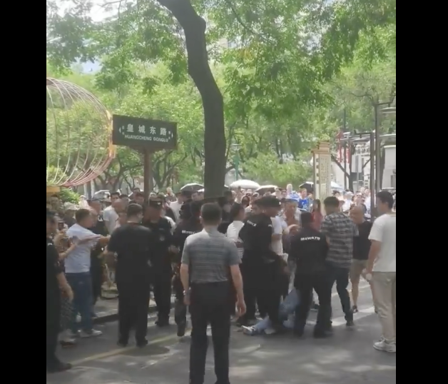 陜西西安市中環國際城南區爛尾十年，業主十年拿不到房，業主在陜西省政府和西安市信訪中心前維權，結果遭警方鎮壓，有業主被拖走。 翻攝自 X 李老師不是你老師