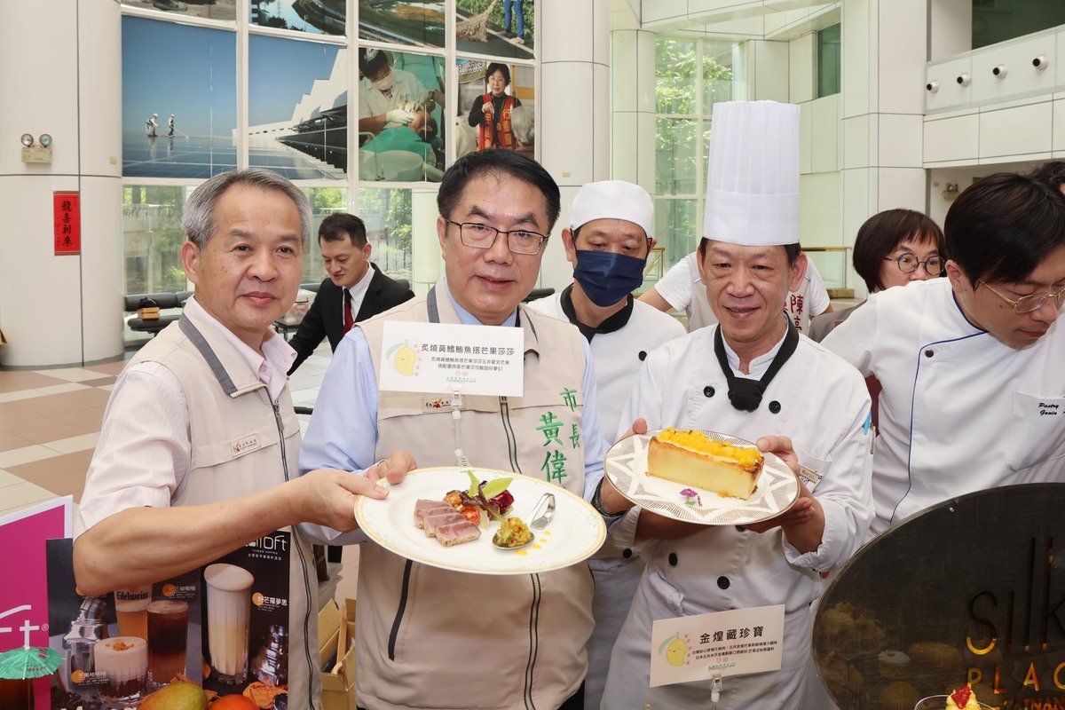 南市府日舉行「台南國際芒果節」開幕宣傳記者會，現場展示芒果、芒果入菜的料理、芒果糕點等鮮果、食品，垂涎欲滴，令人食指大動。 圖：台南市政府提供