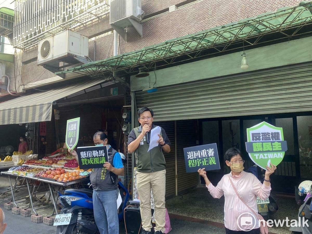 繼上周六民進黨台南市黨部舉辦反濫權說明會得到熱烈迴響後，南市議員黃肇輝也開始舉行台南市場街頭宣講，向基層市民說明此次修法的濫權與不民主、違憲問題。 圖：黃肇輝服務處提供