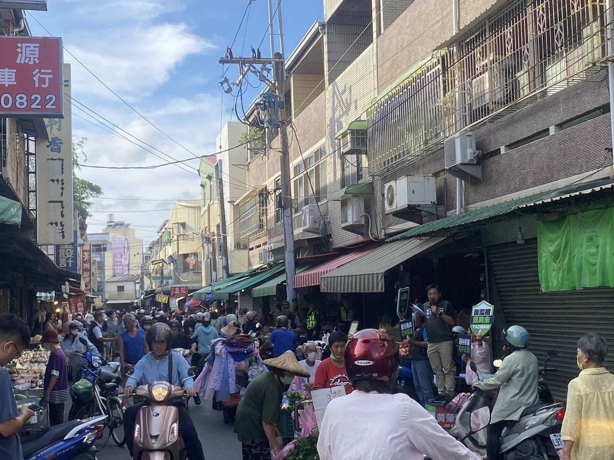 繼上周六民進黨台南市黨部舉辦反濫權說明會得到熱烈迴響後，南市議員黃肇輝也開始舉行台南市場街頭宣講，向基層市民說明此次修法的濫權與不民主、違憲問題。 圖：黃肇輝服務處提供