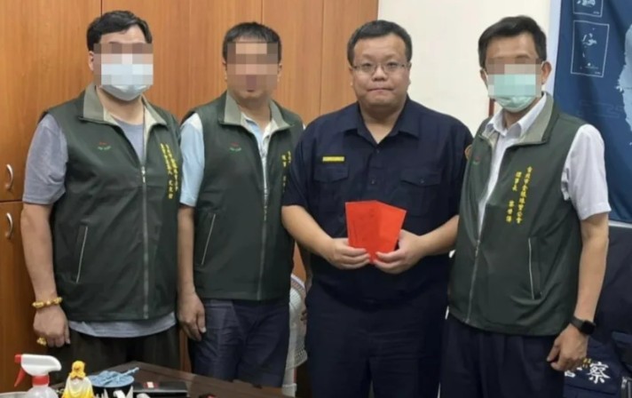 前寧夏路派出所所長葉育忻勾結「台版柬埔寨」案詐騙集團（右2拿紅包者）。 圖：取自大同分局寧夏路派出所臉書