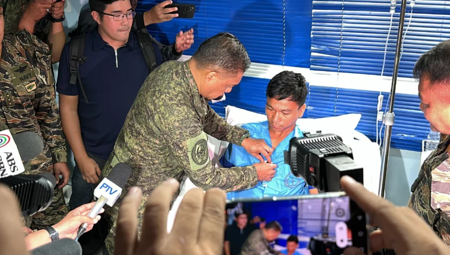 菲律賓將領探望受傷人員。 圖：翻攝自河東三叔