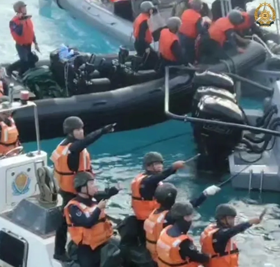 中國海警高舉棍棒與刀具，強勢登上菲律賓補給船檢查，並沒收槍支。 圖 : 翻攝自大圖鑑