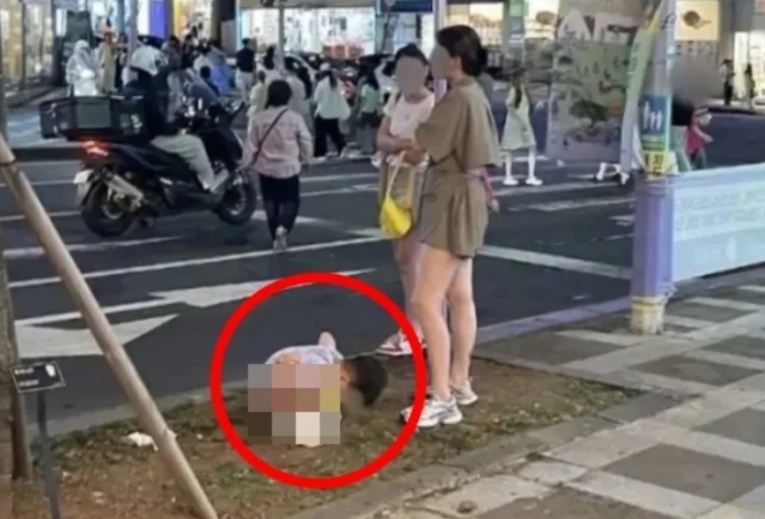 中國遊客在濟州島隨地大小便的畫面瘋傳。 圖：翻攝自Naver