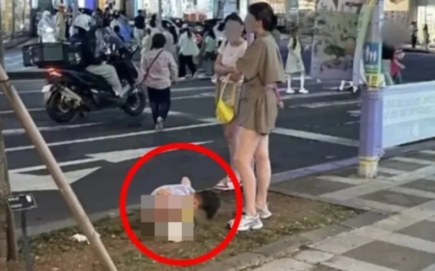 中國男童濟州島街頭脫褲拉屎！母放任不清 韓國人傻眼：這還算是人嗎？