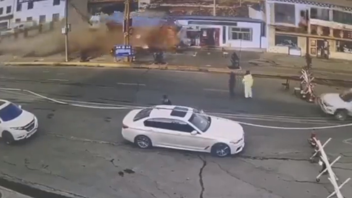 中國各地近期獻忠事件頻發，一位貨車司機駕駛著大貨車高速衝撞交警辦公地點，疑似有很大的冤屈。 圖：截取自 @zhihui999 X 分享影片