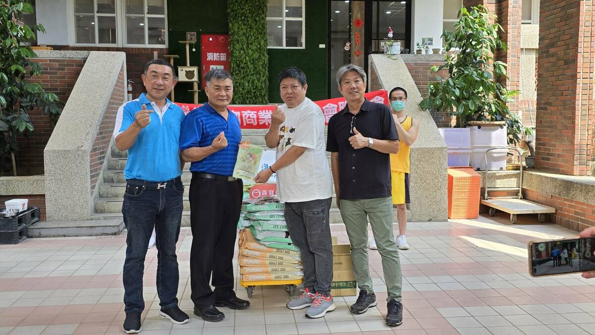 台灣省寵物公會捐贈飼料與寵物零食，希望減輕明陽中學負擔，也期望透過照護流浪犬貓，改變學生行為和心態。 圖：台灣省寵物公會/提供