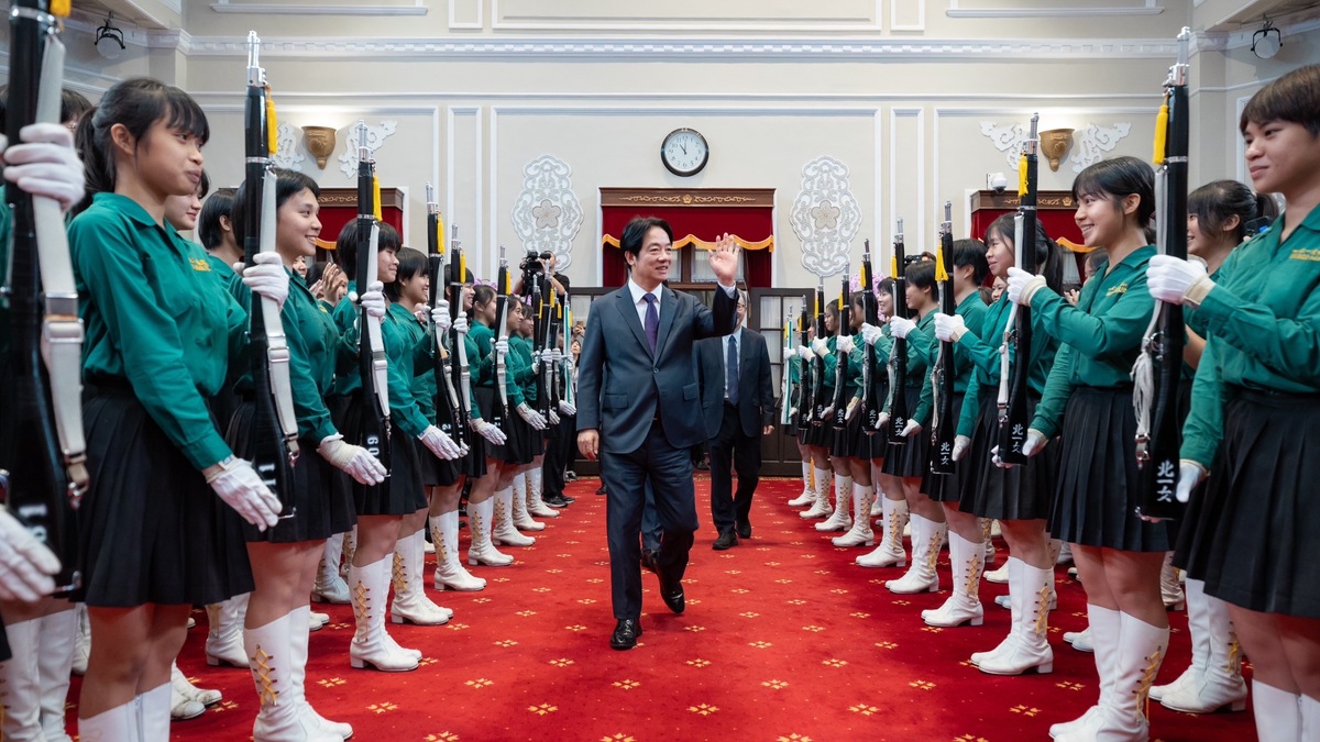 總統賴清德接見即將赴加拿大演出的北一女樂儀旗隊。 圖：總統府提供