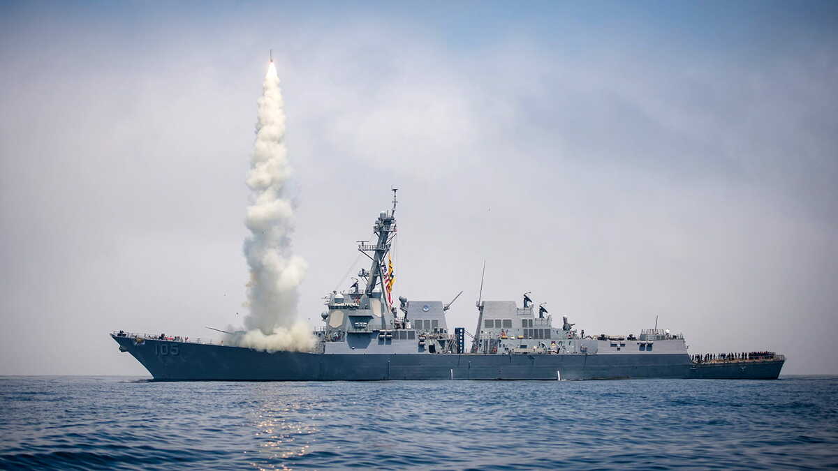 美軍近期在紅海地區擊沉了 2 艘胡塞武裝組織的吾人艦艇，同時也破壞了 8 架無人機，並成功繳獲 1 架。' 圖：翻攝自 @Aurora107E X 帳號