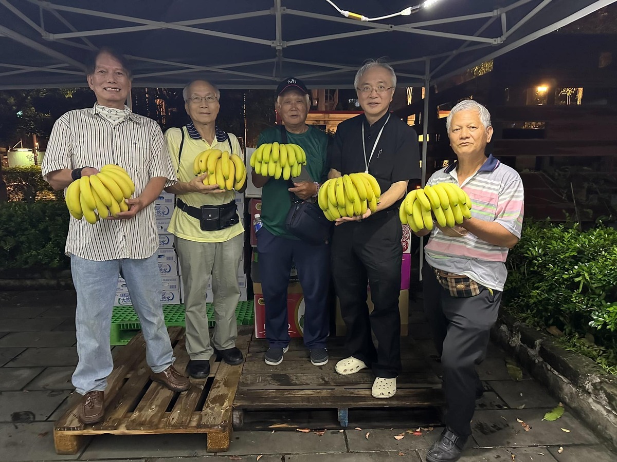 有從屏東、台東和彰化送來的香蕉、白米等大批物資被運抵青鳥行動現場。 圖：取自黃春生牧師臉書