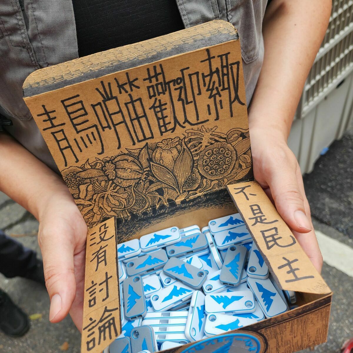 民眾發揮創意自製青鳥哨笛發送給參與民眾。 圖：取自otakumaooooo Threads。