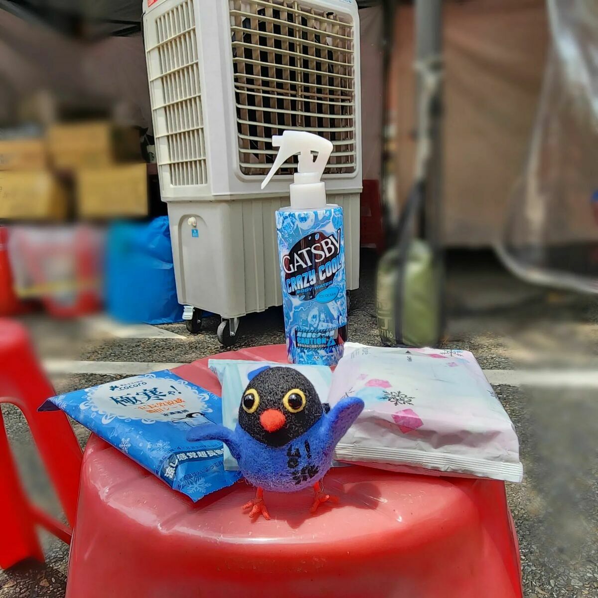 天氣炎熱，民眾準備水冷扇、涼感噴霧、涼感濕紙至行動現場。 圖：取自otakumaooooo Threads。
