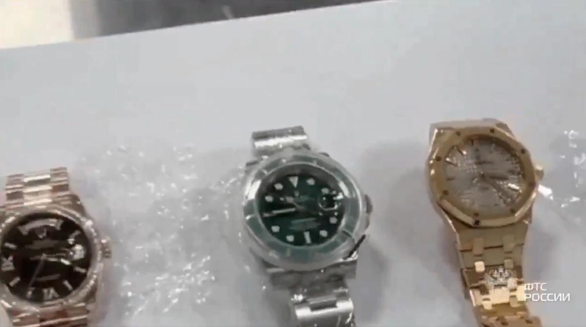 一名攜帶奢侈手錶卻企圖避免繳納關稅的越南婦女，在多莫傑多沃機場被拘留。 圖：翻攝自 Qing X（前推特）帳號