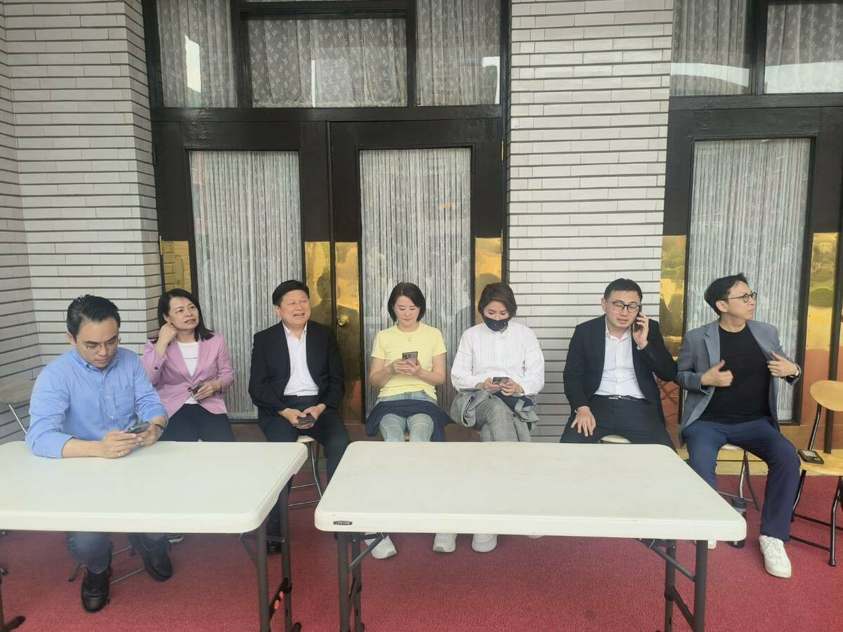 傅崐萁、洪孟楷、王鴻薇、陳菁徽、廖先翔、葛如鈞等國民黨立委已開始於立法院議場前顧門。 圖：國民黨立法院黨團/提供