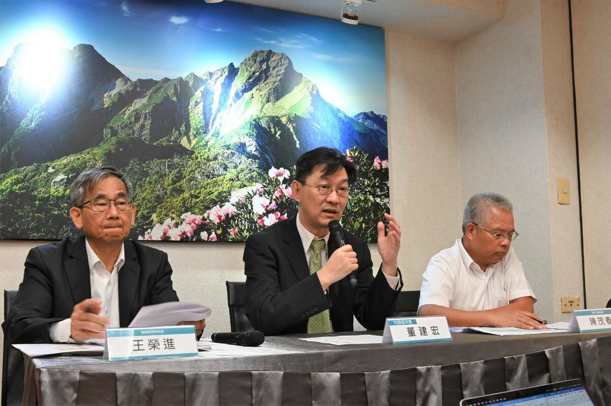 內政部今（20）天召開部務會議後記者會，由政務次長董建宏主持。 圖：內政部提供