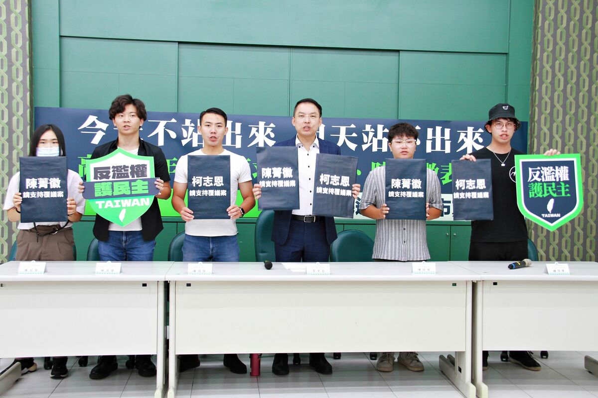 黃文益(右三)與5位青年學生代表要求柯志恩、陳菁徽「支持覆議案」。 圖：民進黨高雄市黨部/提供