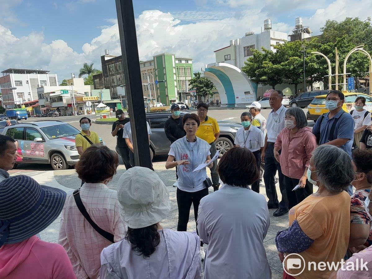 陳亭妃邀集台鐵公司南區營業處副處長劉益宏、交通部路政司專門委員魏瑜、台南市政府交通局及後壁區公所至現場會勘，要求後壁火車站停車空間在台鐵公司未完成規劃之前，繼續由後壁區公所認養供民眾停車，以符合公眾需求，為搭車民眾解決問題。 圖：陳亭妃服務處/提供