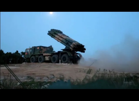 中國解放軍的火箭彈發射車。 圖：翻攝自 毅見任說