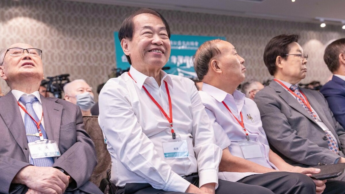 石川(左二)第一時間接到募款電話時，立即允諾捐款60萬元。 圖：石川傳媒集團/提供