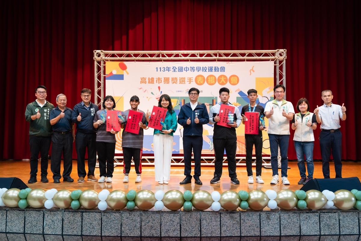 陳其邁(右六)頒發高雄市破全中運大會紀錄選手。 圖：高雄市政府/提供