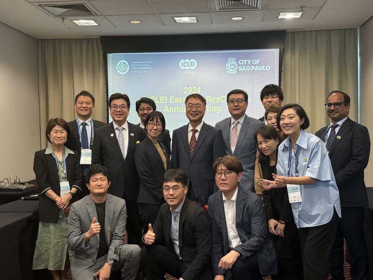 新北市副市長劉和然（二排左二）代表台灣出席ICLEI世界大會，與2024東亞執委會合影留念。 圖：新北市政府/提供