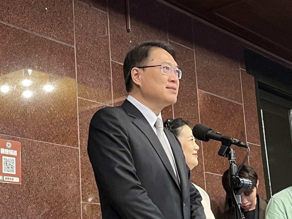 民進黨秘書長林右昌出席民進黨立院黨團大會，在覆議案表決前，給立院同仁打氣。 圖：金大鈞/攝