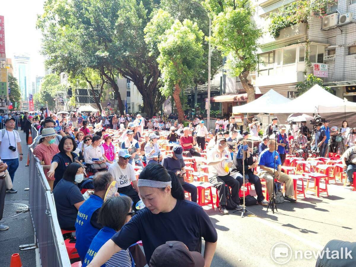 為力挺國會改革，國民黨也動員支持者「藍鷹」到立法院外。 圖：黃建豪/攝