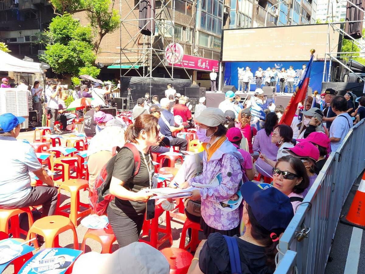 國民黨動員的「藍鷹」支持者。 圖：黃建豪/攝
