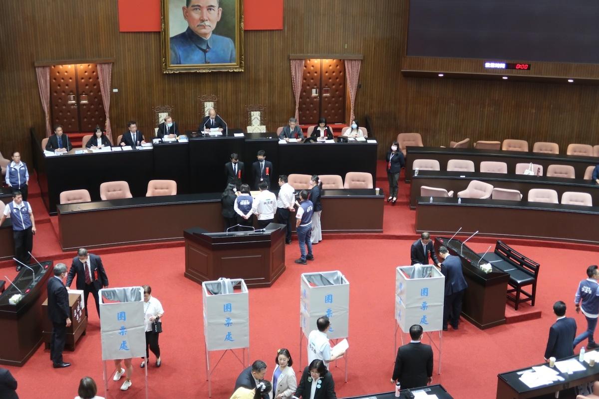 立法院議場前擺出四個投票處準備就覆議案進行投票 圖：林朝億/攝