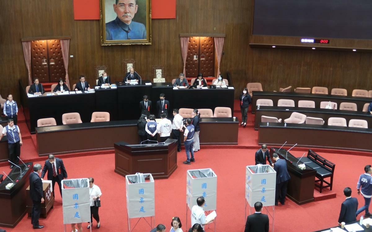 覆議案開始記名投票 中午12時截止投票