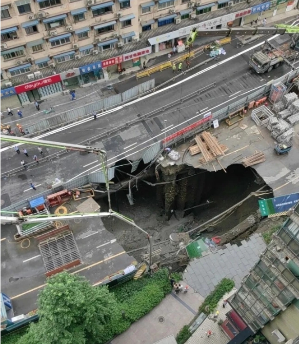 成都地鐵13號線建設站驚見巨大天坑。 圖 : 翻攝自我們