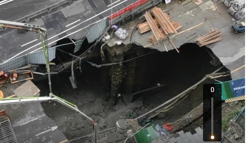 成都地鐵13號線建設站驚見巨大天坑。 圖 : 翻攝自我們